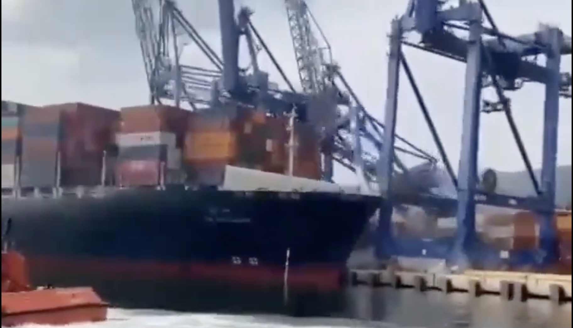 Un cargou din Hong Kong a dărâmat în lanţ mai multe macarale dintr-un port la Marea Neagră, după ce a ratat amararea