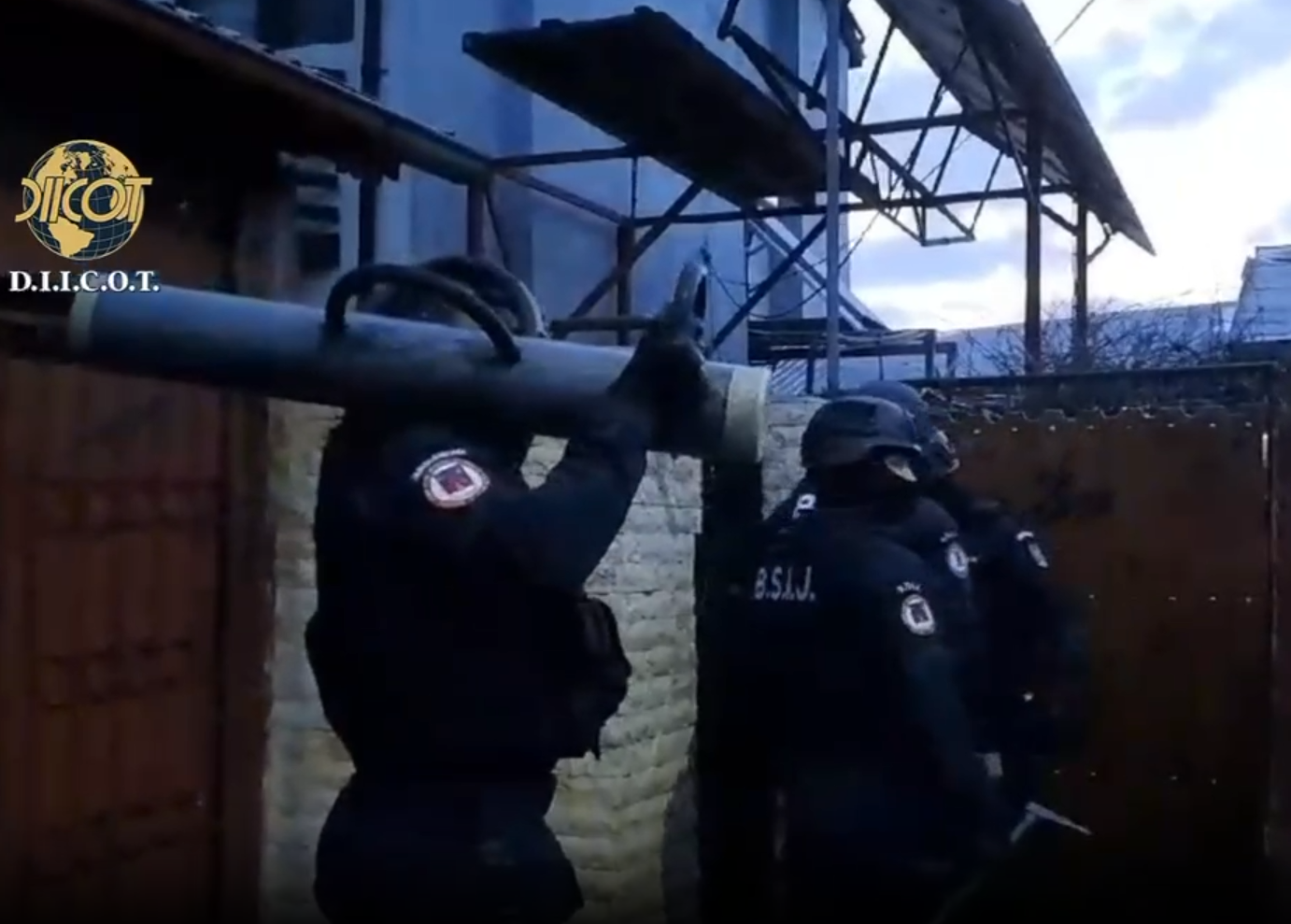 Mascații au intrat în forță peste mai mulți cămătari care au terorizat și șantajat persoane cărora le-au împrumutat bani