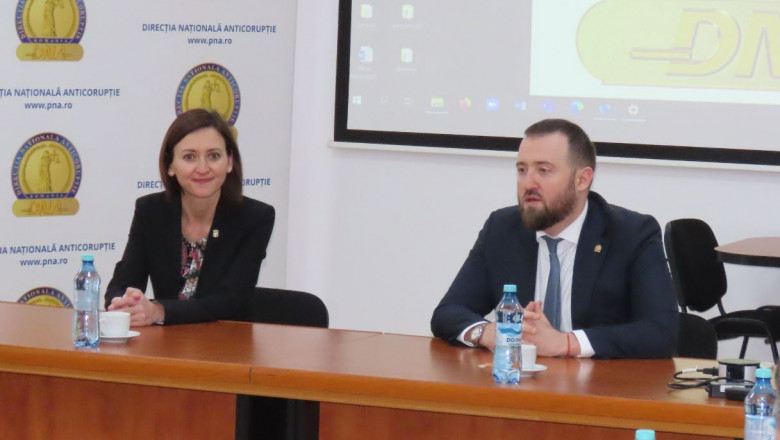 Procurorul-şef al DNA, Marius Voineag, și procurorul-şef al Procuraturii Anticorupţie a Republicii Moldova, Veronica Dragalin
