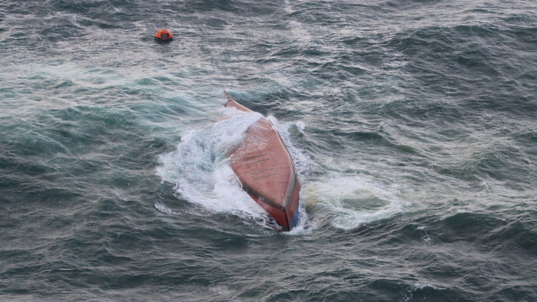 barca rasturnata in mare dupa naufragiul unui vas
