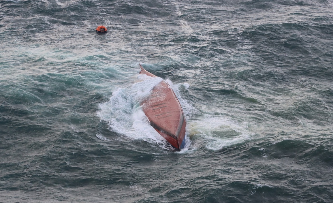 Patru spanioli dispăruți în urma naufragiului unui vapor turistic în Indonezia