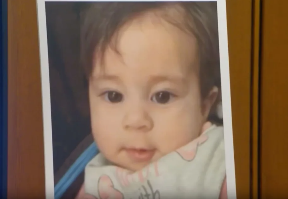 Moarte cumplită pentru o fetiță de 16 luni lăsată 10 zile singură în casă de mama plecată în vacanță