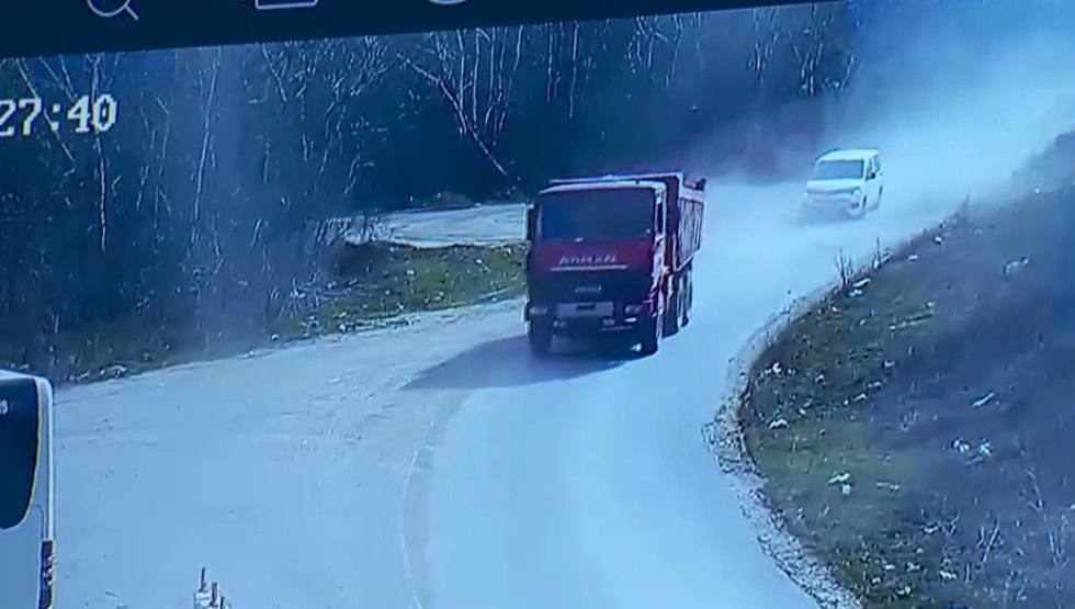 Urmărire ca în filme pe străzile din Cornetu. Jurnaliștii Digi24 au surpins în flagrant un camion care descărca deșeuri din construcții