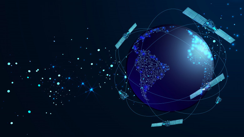 pamantul inconjurat de multi sateliti