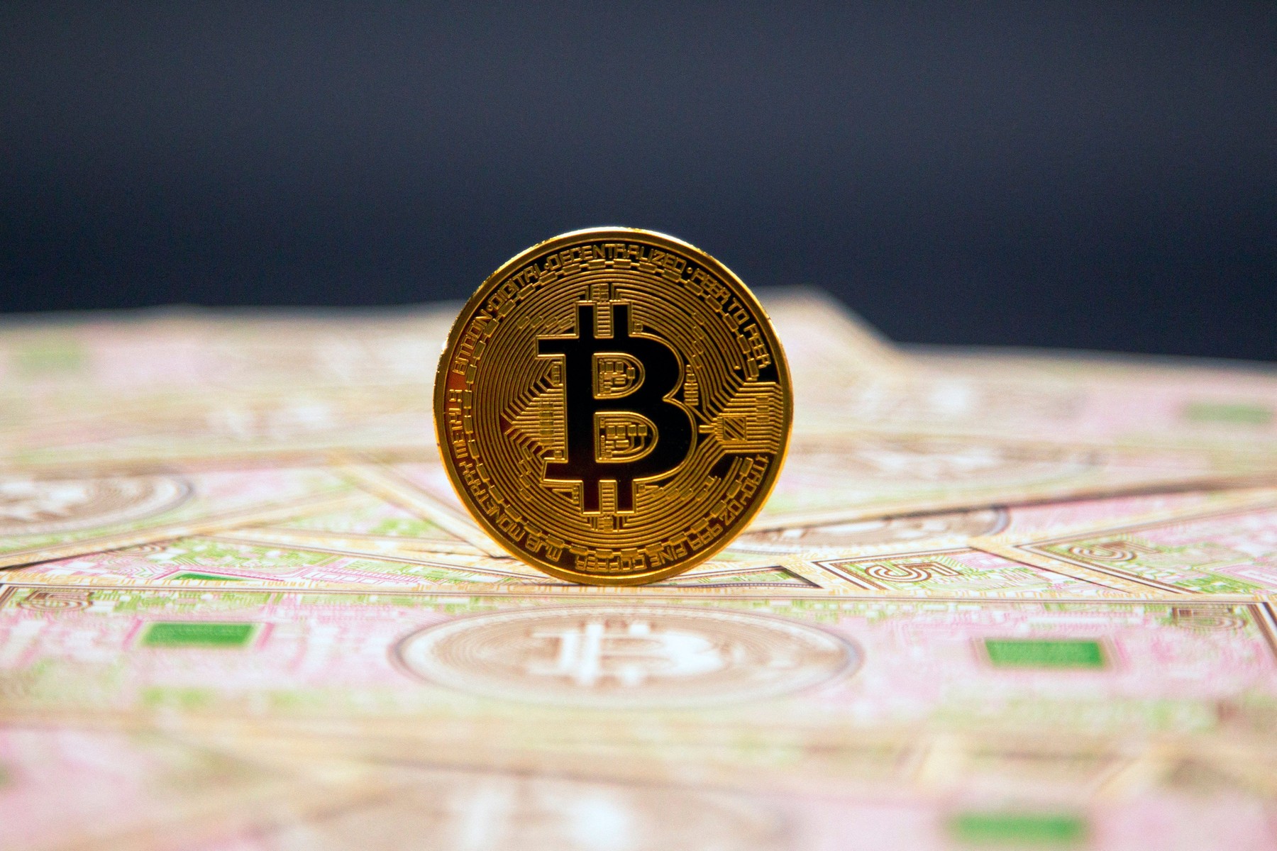 Bitcoin continuă să scadă. La ce valoare a ajuns, după trei zile consecutive în care a pierdut peste 1000 de dolari