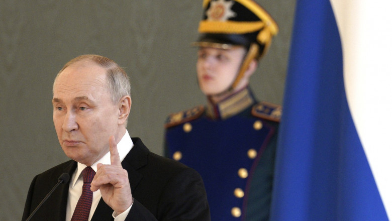 Vladimir Putin gesticulează cu degetul arătător
