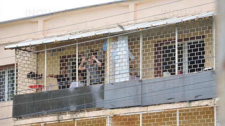 detinuti la ferestrele penitenciarului din craiova