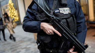 polițist cu carabină în Franța