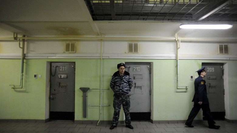 gardieni în fața celulelor la o închisoare din Rusia