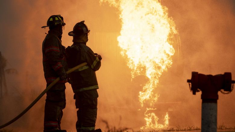doi pompieri sting un incendiu