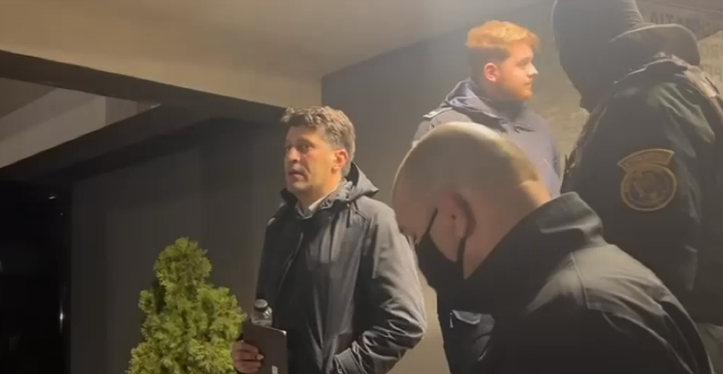 Agresorul din Chiajna a fost scos din casă după 14 ore și a fost intrigat că femeia lovită a obținut "foarte simplu" ordin de protecție