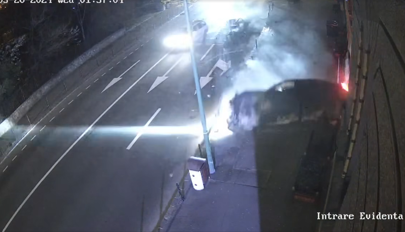 Accidentul grav din fața Primăriei Brașov a fost filmat. Martorii spun că șoferul de 19 ani ar fi participat la o cursă ilegală