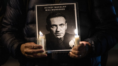 imagine cu aleksei navalnîi și două lumânări aprinse