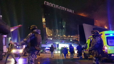 politisti inarmati rusi la locul unui atentat terorist in moscova