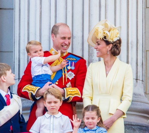 "Vreau să se facă bine ca să fie acolo pentru copiii ei". Mesaje emoționante transmise de britanici prințesei Kate