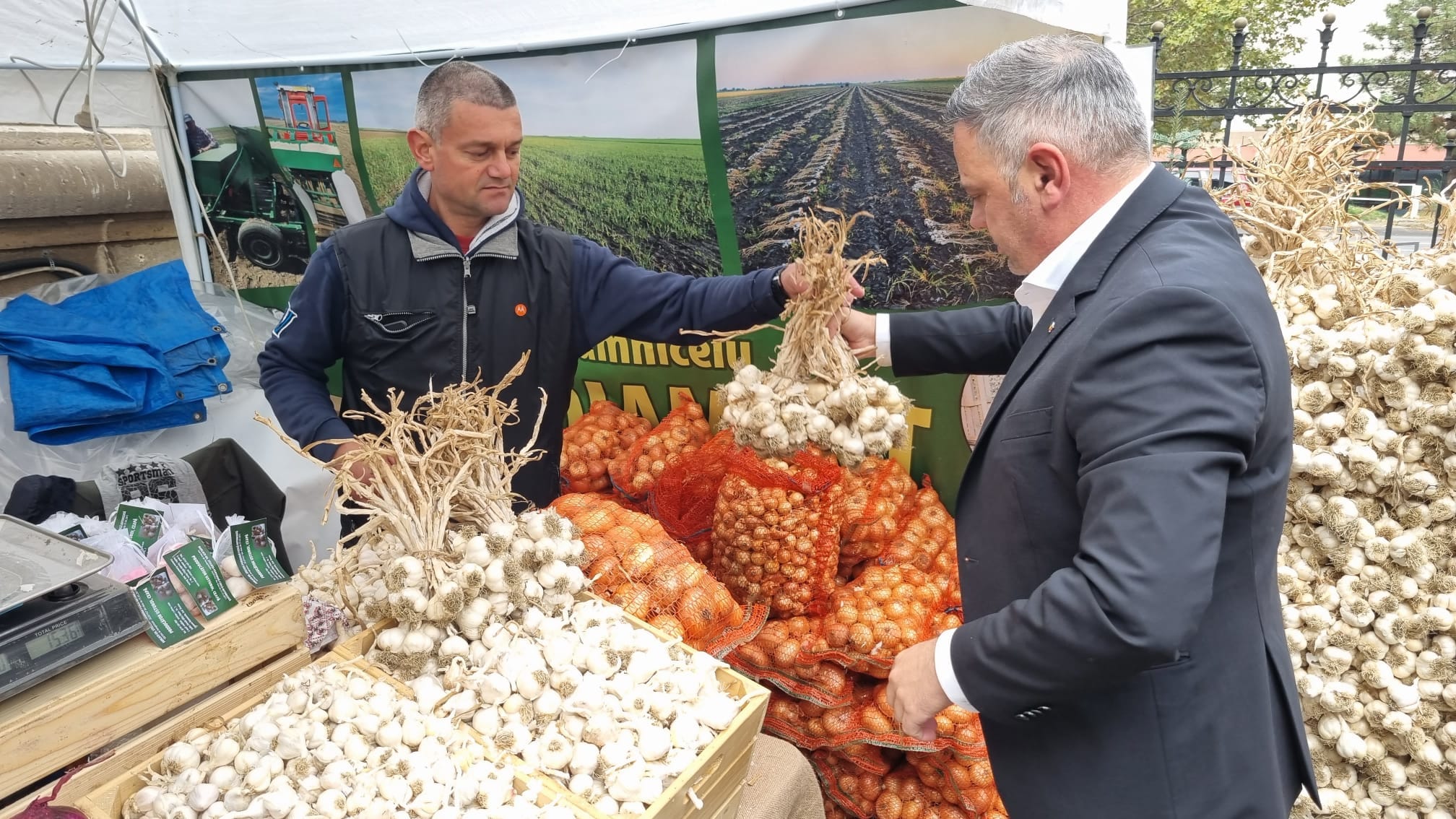 Florin Barbu spune că are solar ca "să producă bio, fără pesticide" și că nu a mâncat mici de la Obor