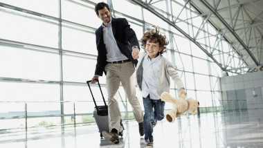 un barbat cu un copil in aeroport