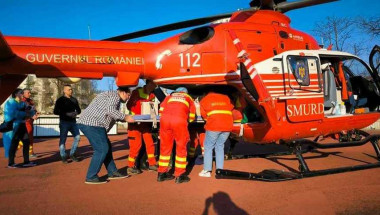 medici care urca un bebelus in elicopterul smurd