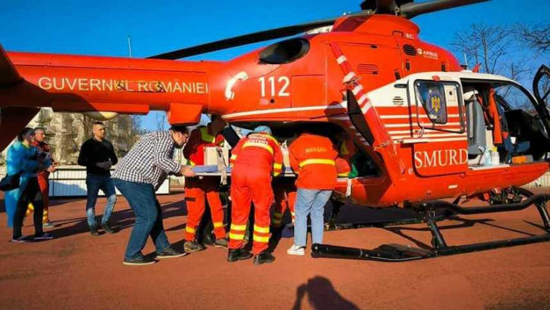 medici care urca un bebelus in elicopterul smurd