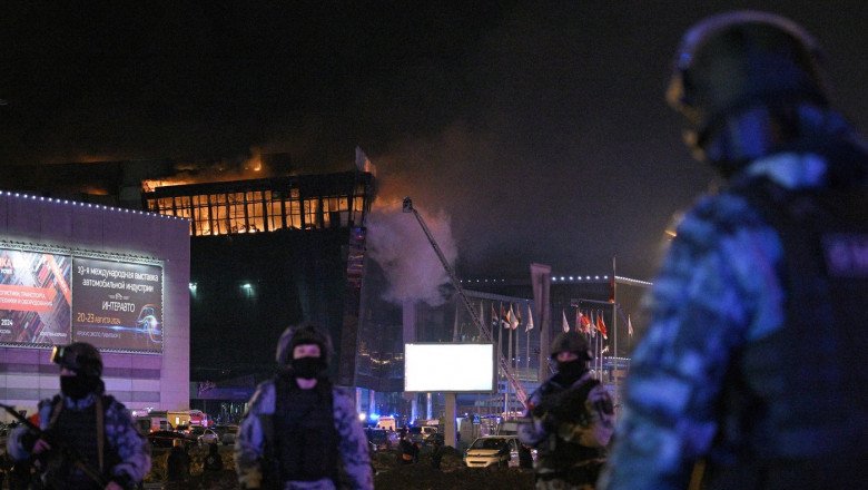 politisti langa cladirea crocus din moscova, dupa ataculș terorist