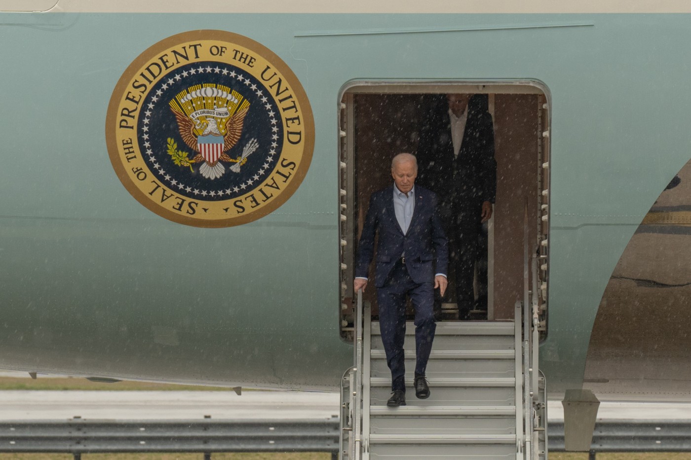 Jurnaliștii care călătoresc cu Joe Biden, acuzați că fură din Air Force One: „Din bagajele lor se aud sunete de veselă”