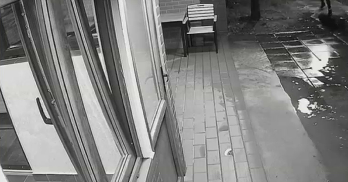 Un adolescent din Ilfov s-a enervat după ce a pierdut la jocurile mecanice și a incendiat un bar