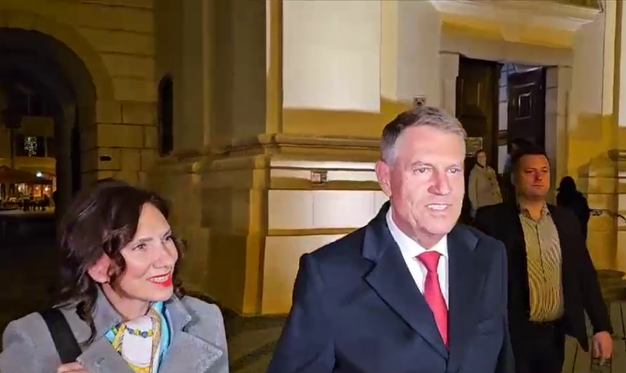 Iohannis și soția sa participă la slujba de Înviere la Sibiu. Mesajul președintelui pentru cei care sărbătoresc Paștele Catolic