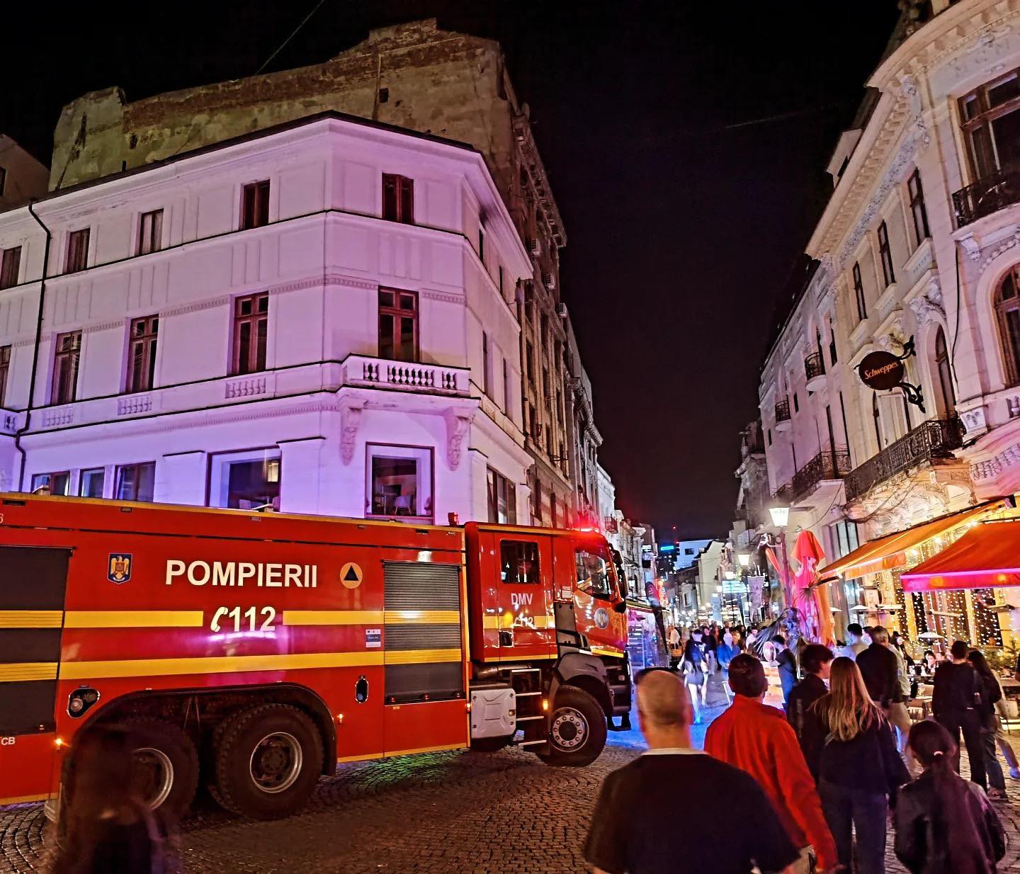 Incendiu puternic în Centrul Vechi din București. Acoperișul unei clădiri a fost cuprins de flăcări