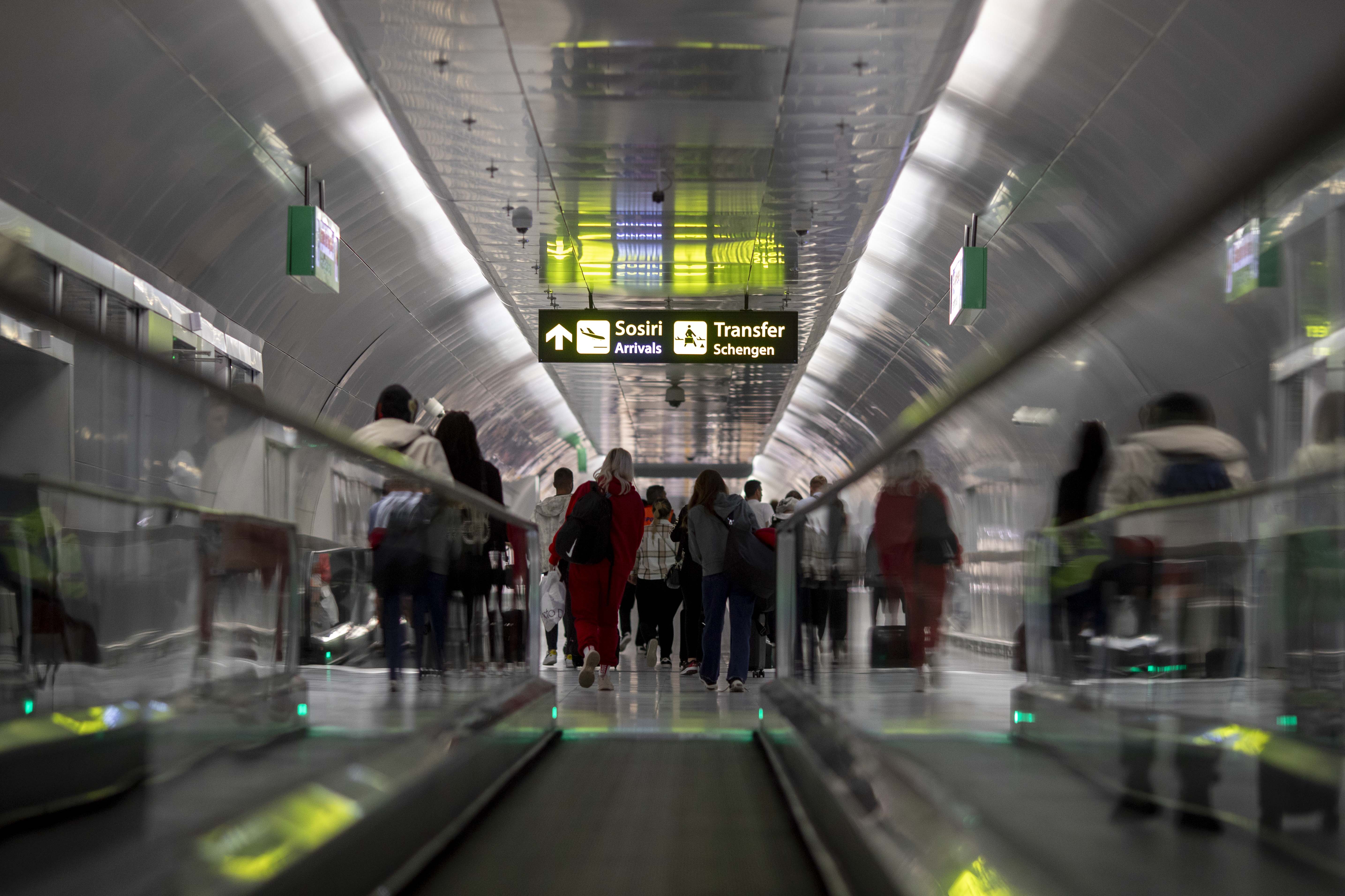 Europarlamentar român acuză că a fost verificat „abuziv de poliţia lui Karner” pe aeroportul din Viena, deși suntem în Air Schengen