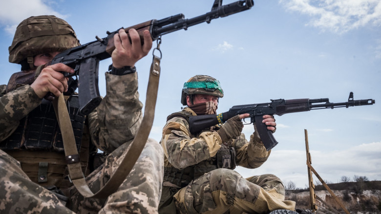 soldati ucraineni cu arma la ochi