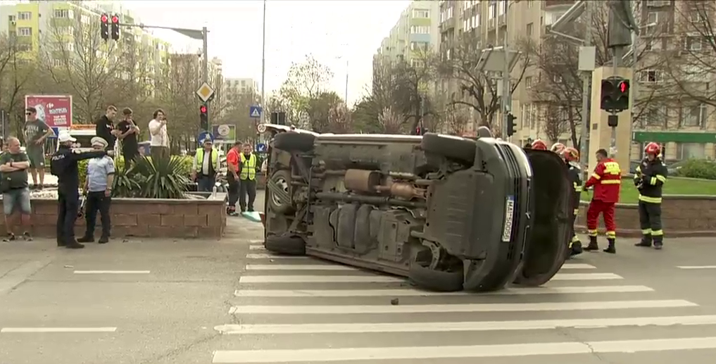 Accident grav în București. O ambulanță care transporta un pacient s-a răsturnat după ce a fost lovită de o mașină