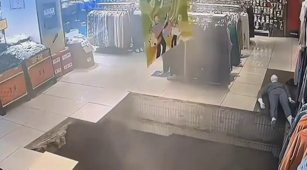Momentul în care podeaua unui magazin din China se surpă. O femeie a căzut în gaură cu tot cu rafturile din jur