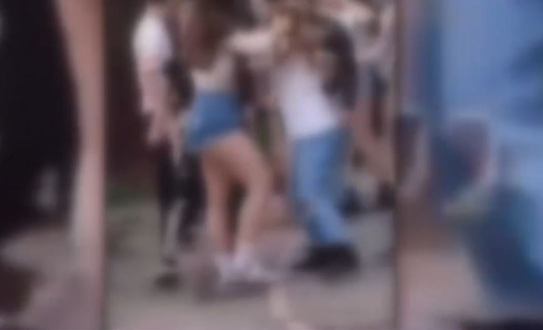Încăierare cruntă pe stradă între 15 adolescente, după o ceartă de pe rețelele sociale care ar fi pornit de la un băiat