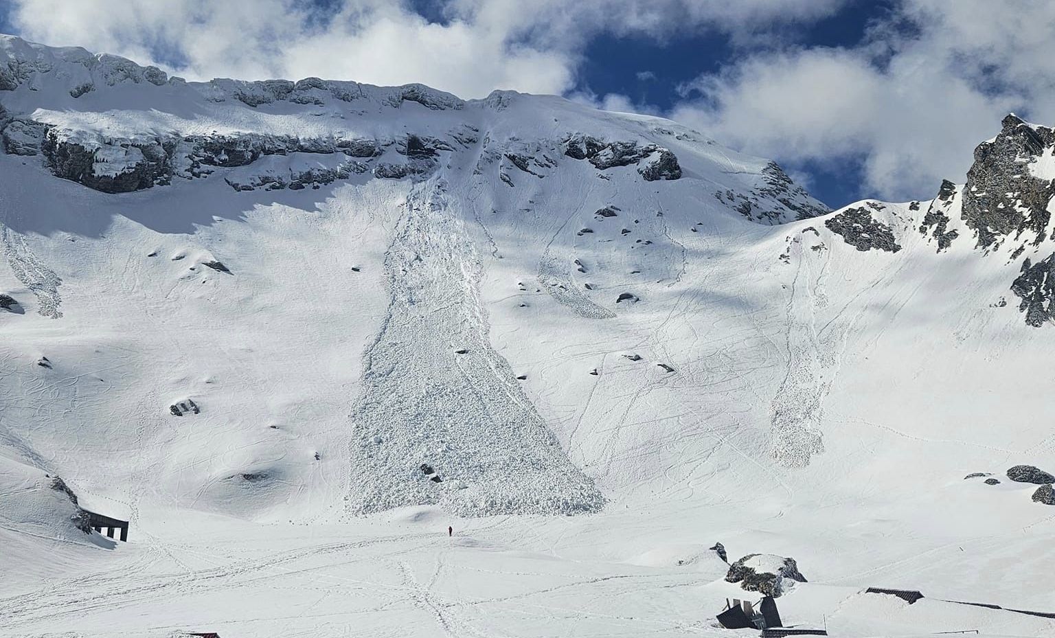 Avalanșe la Bâlea Lac, printre cele mai puternice din ultimii 5 ani. Vânt tăios în Munții Făgăraș. Îndemnul Salvamont pentru turiști
