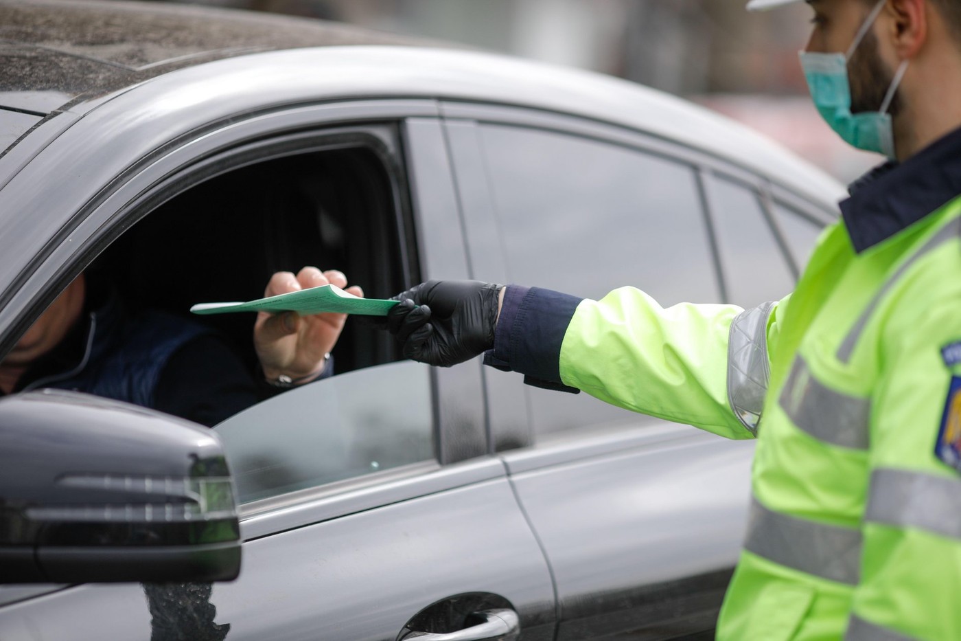 Un bărbat a încercat să mituiască doi polițiști cu 600 de euro, fiul său a repetat gestul a doua zi, iar amândoi au fost reținuți