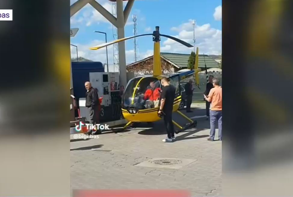 Imagini amuzante în Curtea de Argeș: Elicopter alimentat la o benzinărie. Pilotul a împins aparatul până la pompă