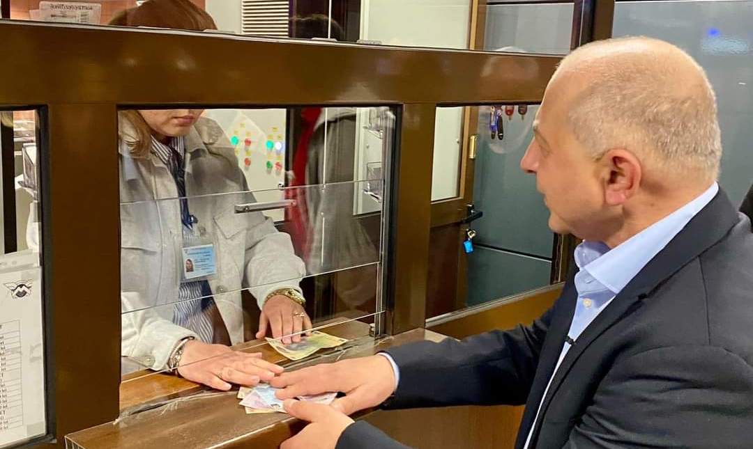 Cîrstoiu explică de ce a mers cu metroul: „Trebuie să vină la Primăria Capitalei”. La o zi distanță, candidatul PNL-PSD a șters pozele