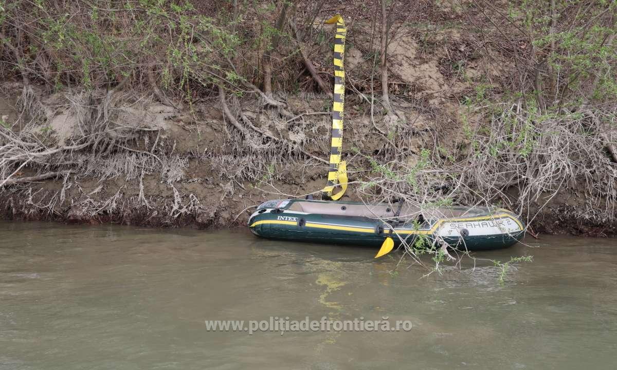 Doi cubanezi care încercau să ajungă ilegal în Spania au fost prinşi cu barca pneumatică pe Prut