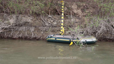 Doi cubanezi care încercau să ajungă ilegal în Spania au fost prinşi de poliţiştii de frontieră ieşeni în timp ce traversau Prutul cu o barcă pneumatică