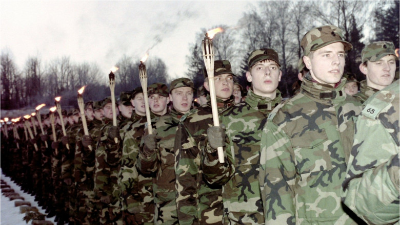 recruți noi în armata Letoniei cu torțe