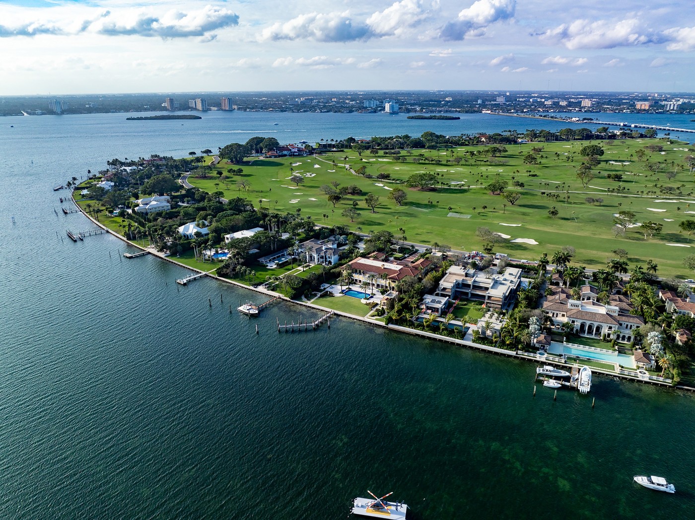 Jeff Bezos se mută în „buncărul miliardarilor” din Miami. Cum arată conacul de lux pe care a dat 90 de milioane de dolari