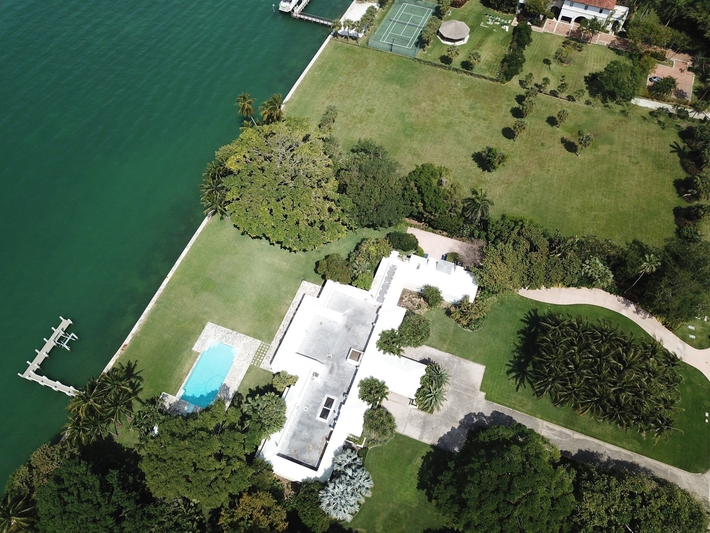 Bărbatul care i-a vândut lui Jeff Bezos vila din Miami cu 79 de milioane de dolari e furios și dă compania imobiliară în judecată