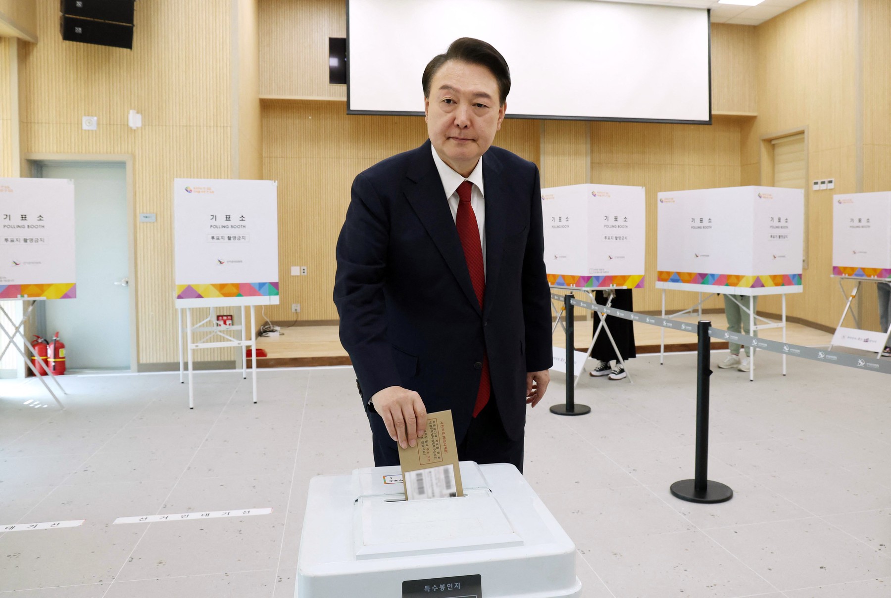 Două zile de vot anticipat pentru alegerile parlamentare din Coreea de Sud. Ce speră să obțină președintele Yoon la „ziua judecății”