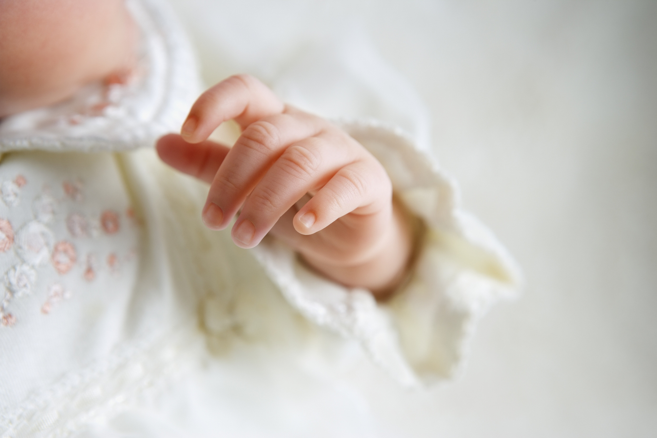 Doi tineri și-au dat bebelușul spre adopție pentru că nu se potrivea cu stilul lor de viață