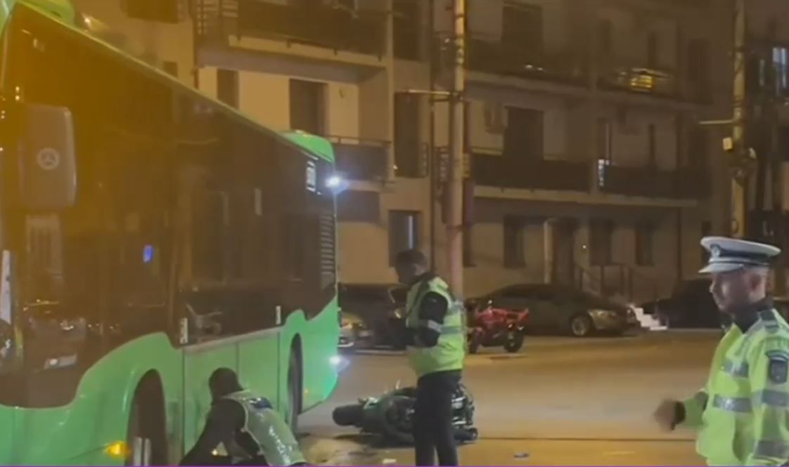 Accident grav în București: Un motociclist s-a izbit violent de un autobuz pe Bulevardul Iuliu Maniu