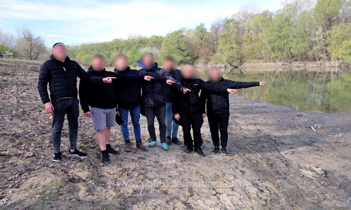 Şapte ucraineni au vrut să fugă peste Prut cu o barcă şi două saltele gonflabile. Au fost prinși în județul Iași