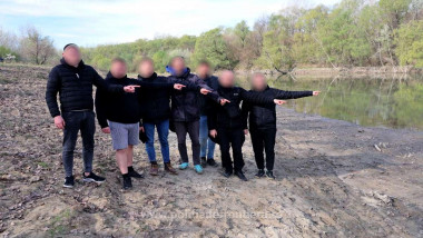 7 ucraineni prinsi pe malul prutului, cu fetele blurate