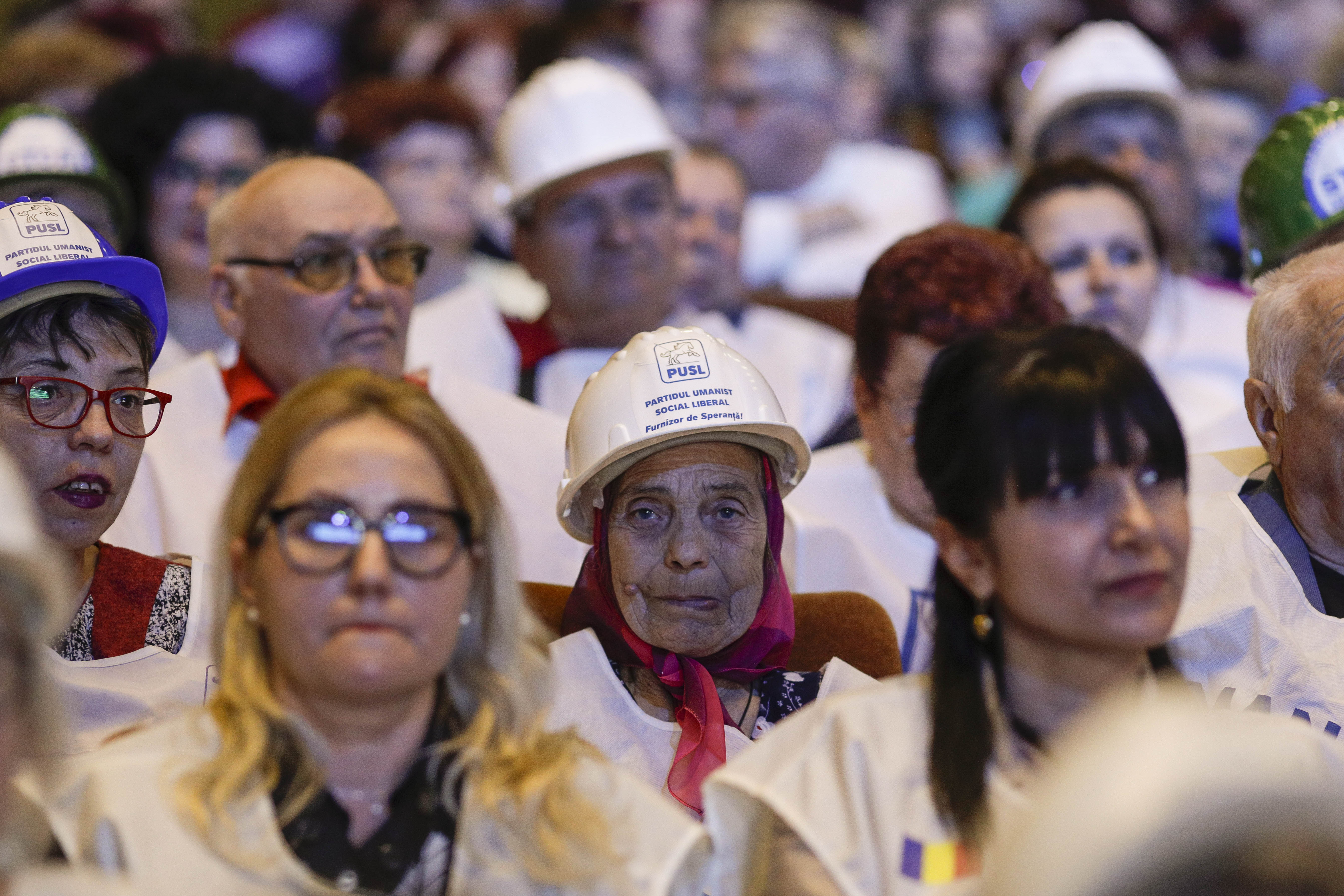 Mii de oameni aduși cu autocarele la lansarea lui Piedone pentru Primăria Capitalei. PUSL susține candidații PSD-PNL la Sectoarele 2, 4
