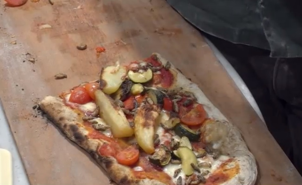Italianul care face pizza cu făină de greieri: „Serios, acum. Dacă eu pot mânca greieri, oricine poate”