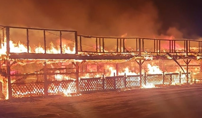 Incendiu puternic la o terasă de pe plaja Corbu. O mie de metri pătrați au fost mistuiți de flăcări